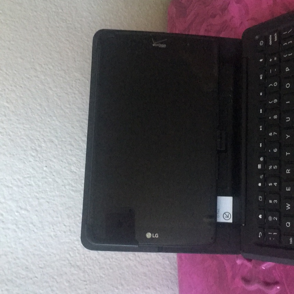 Verizon ipad w/ keyboard - Picture 3 of 3